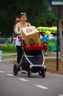 Quito, Ekvator - Nisan, 17, 2016: Afet Yardım gıda, giyim, ilaç ve su kıyılarında deprem kurtulanlar için sağlayan tanımlanamayan vatandaşlar Quito