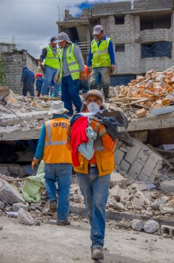 Quito, Ekvator - Nisan, 17, 2016: House tarafından deprem kurtarma ekipleri ve kentin güney kısmında ağır makine yok