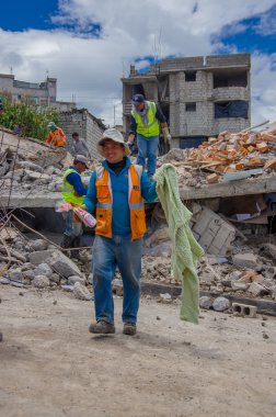 Quito, Ekvator - Nisan, 17, 2016: House tarafından deprem kurtarma ekipleri ve kentin güney kısmında ağır makine yok