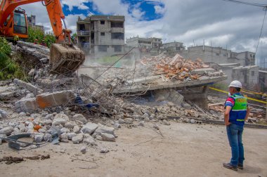 Quito, Ekvator - Nisan, 17, 2016: House tarafından deprem kurtarma ekipleri ve kentin güney kısmında ağır makine yok