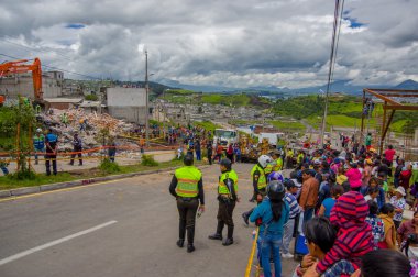 Quito, Ekvator - Nisan, 17, 2016: House tarafından deprem kurtarma ekipleri ve kentin güney kısmında ağır makine yok