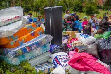 Quito, Ekvator - Nisan, 17, 2016: Afet Yardım gıda, giyim, ilaç ve su kıyılarında deprem kurtulanlar için sağlayan tanımlanamayan vatandaşlar Quito