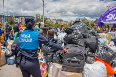 Quito, Ekvator - Nisan, 17, 2016: Afet Yardım gıda, giyim, ilaç ve su kıyılarında deprem kurtulanlar için sağlayan tanımlanamayan vatandaşlar Quito