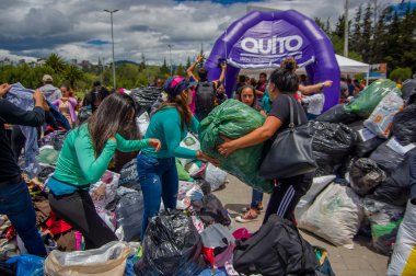 Quito, Ekvator - Nisan, 17, 2016: Afet Yardım gıda, giyim, ilaç ve su kıyılarında deprem kurtulanlar için sağlayan tanımlanamayan vatandaşlar Quito