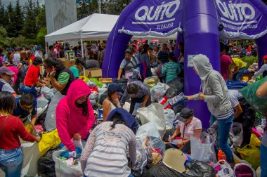 Quito, Ekvator - Nisan, 17, 2016: Afet Yardım gıda, giyim, ilaç ve su kıyılarında deprem kurtulanlar için sağlayan tanımlanamayan vatandaşlar Quito