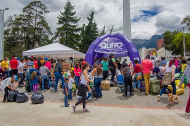 Quito, Ekvator - Nisan, 17, 2016: Afet Yardım gıda, giyim, ilaç ve su kıyılarında deprem kurtulanlar için sağlayan tanımlanamayan vatandaşlar Quito