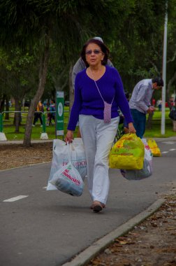Quito, Ekvator - Nisan, 17, 2016: Afet Yardım gıda, giyim, ilaç ve su kıyılarında deprem kurtulanlar için sağlayan tanımlanamayan vatandaşlar Quito