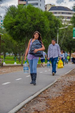 Quito, Ekvator - Nisan, 17, 2016: Afet Yardım gıda, giyim, ilaç ve su kıyılarında deprem kurtulanlar için sağlayan tanımlanamayan vatandaşlar Quito