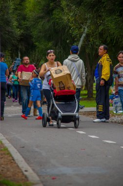 Quito, Ekvator - Nisan, 17, 2016: Afet Yardım gıda, giyim, ilaç ve su kıyılarında deprem kurtulanlar için sağlayan tanımlanamayan vatandaşlar Quito