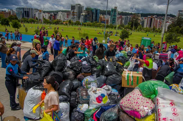 Quito, ecuador - 7. Juli 2015: Menschen, die ihre Hände ...