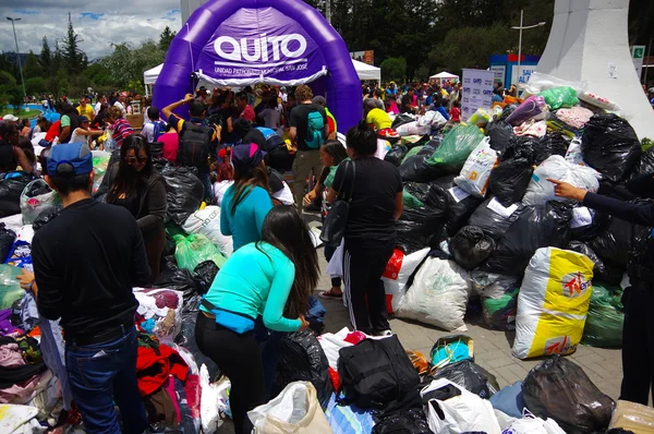 Quito, Équateur - 17 avril 2016 : Des citoyens non identifiés de Quito fournissent de la nourriture, des vêtements, des médicaments et de l'eau de secours aux sinistrés du tremblement de terre sur la côte — Photo