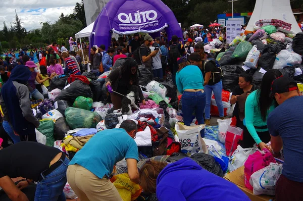 Quito, Équateur - 17 avril 2016 : Des citoyens non identifiés de Quito fournissent de la nourriture, des vêtements, des médicaments et de l'eau de secours aux sinistrés du tremblement de terre sur la côte — Photo