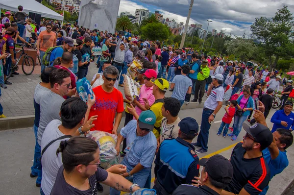 Quito, Équateur - 17 avril 2016 : Des citoyens non identifiés de Quito fournissent de la nourriture, des vêtements, des médicaments et de l'eau de secours aux sinistrés du tremblement de terre sur la côte — Photo