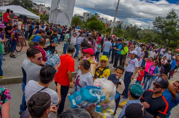 Quito, Ekwador - 17 kwietnia 2016 r.: Niezidentyfikowane obywateli Quito zapewniając katastrofy ulgi żywności, odzieży, medycyny i wody dla osób pozostałych przy życiu trzęsienie ziemi na wybrzeżu — Zdjęcie stockowe