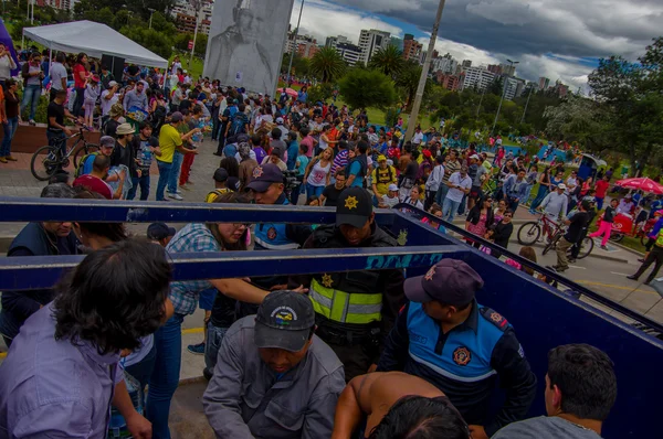 Quito, Ecuador - 17 de abril de 2016: Ciudadanos no identificados de Quito proveen alimentos, ropa, medicinas y agua para sobrevivientes de terremotos en la costa —  Fotos de Stock