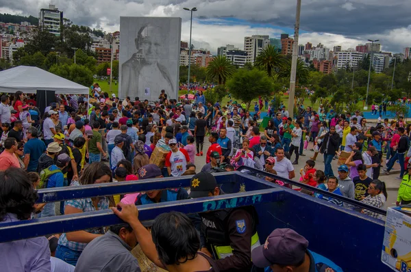 Quito, Ekwador - 17 kwietnia 2016 r.: Niezidentyfikowane obywateli Quito zapewniając katastrofy ulgi żywności, odzieży, medycyny i wody dla osób pozostałych przy życiu trzęsienie ziemi na wybrzeżu — Zdjęcie stockowe