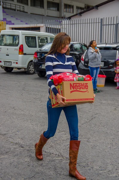 Quito, Ekvator - Nisan, 17, 2016: Afet Yardım gıda, giyim, ilaç ve su kıyılarında deprem kurtulanlar için sağlayan tanımlanamayan vatandaşlar Quito