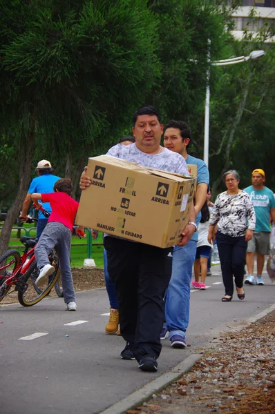 Quito, Ekuador - 17 April 2016: Warga Quito yang tidak teridentifikasi menyediakan makanan, pakaian, obat-obatan dan air untuk korban gempa bumi di pantai — Stok Foto