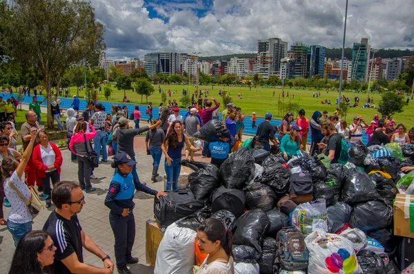 Quito, Equador - 17 de abril de 2016: cidadãos não identificados de Quito fornecem alimentos, roupas, remédios e água para desastres para sobreviventes de terremotos na costa — Fotografia de Stock