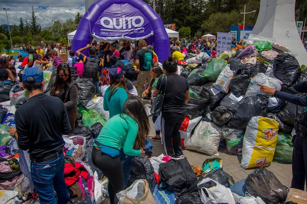 Quito, Équateur - 17 avril 2016 : Des citoyens non identifiés de Quito fournissent de la nourriture, des vêtements, des médicaments et de l'eau de secours aux sinistrés du tremblement de terre sur la côte — Photo