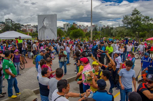 Quito, Ekvator - Nisan, 17, 2016: Afet Yardım gıda, giyim, ilaç ve su kıyılarında deprem kurtulanlar için sağlayan tanımlanamayan vatandaşlar Quito