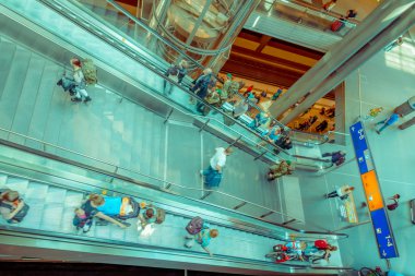 Berlin, Almanya - 06 Haziran 2015: Tren istasyonu elektrik merdiven, Bagaj grubu