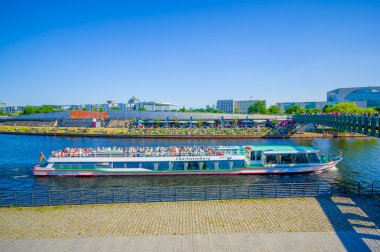 Berlin, Almanya - 06 Haziran 2015: insanlar enjoyng yaz gibi bir plaj arkasında bir Berlin nehrinde yelken Charlottenburg tekne