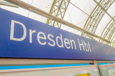 Desdren, Almanya - Marzo 23, 2016: Büyük sinyal Desdren tren istasyonu, mavi ve beyaz