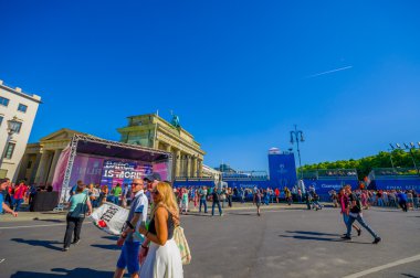Berlin, Almanya - 06 Haziran 2015: Brandenburger geçidi Şampiyonlar Ligi son dört bir yanından Berlin'de maç mavi advertisings