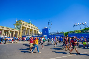 Berlin, Almanya - 06 Haziran 2015: Brandenburger geçidi Şampiyonlar Ligi son dört bir yanından Berlin'de maç mavi advertisings