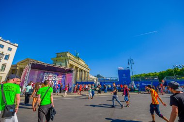 Berlin, Almanya - 06 Haziran 2015: Brandenburger geçidi Şampiyonlar Ligi son dört bir yanından Berlin'de maç mavi advertisings