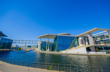 Berlin, Almanya - 06 Haziran 2015: Berlin şehrinde modern yapı, cam ve mavi renk füzyon. Parlamento kütüphanesi