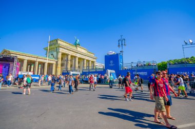 Berlin, Almanya - 06 Haziran 2015: Brandenburger geçidi Şampiyonlar Ligi son dört bir yanından Berlin'de maç mavi advertisings