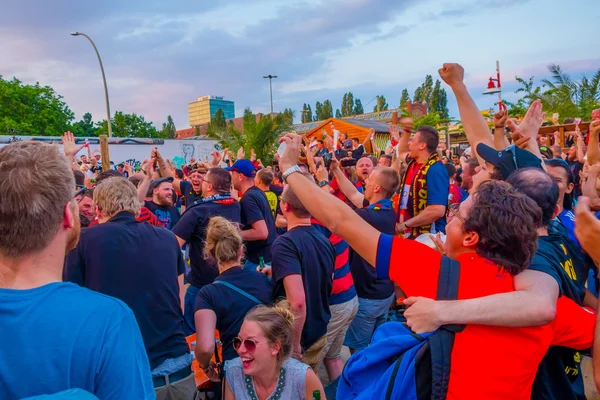 BERLÍN, ALEMANIA - 06 DE JUNIO DE 2015: Los aficionados al equipo de Barcelona apoyan a su equipo fuera del estadio en Berlín. Partido final de la Champios League — Foto de Stock