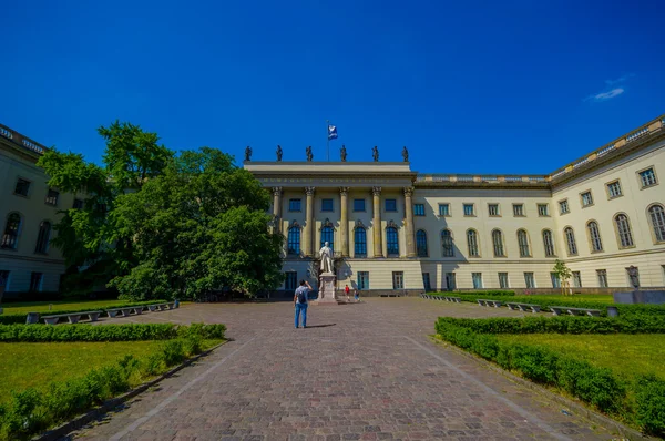 BERLÍN, ALEMANIA - 06 DE JUNIO DE 2015: Universidad Humboldt de Berlín, bonita arquitectura blanca con estatua en el exterior —  Fotos de Stock