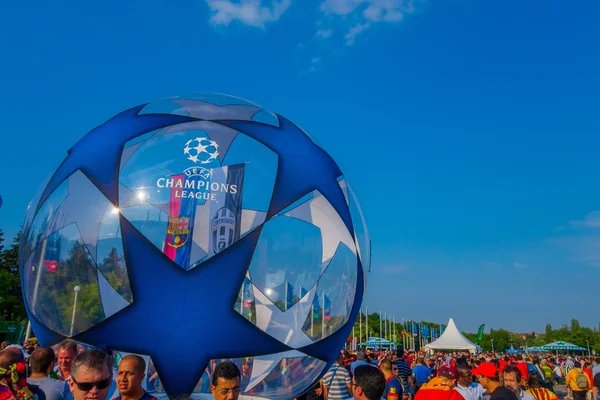 BERLINO, GERMANIA - 06 GIUGNO 2015: Migliaia di tifosi partecipano allo stadio olimpico di Berlino prima della finale di UEFA Champions League tra Barcellona di Spagna e Juventus d'Italia — Foto Stock