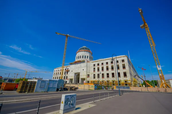 BERLIN, GERMANY - JUNE 06, 2015: Big cranes working on the reconstruction of Berlin city Palace, almost finish — Zdjęcie stockowe