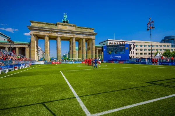 BERLINO, GERMANIA - 06 GIUGNO 2015: I tifosi della squadra spagnola di Barcellona in attesa del cancello di Brandenburger per festeggiare, Berlino è stata l'ospite della partita finale — Foto Stock