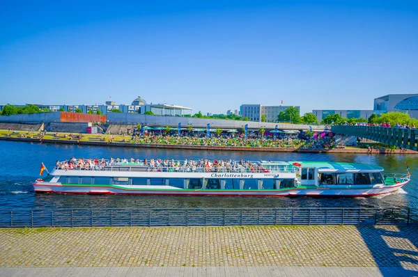 БЕРЛИН, ГЕРМАНИЯ - 06 июня 2015 года: Парусный спорт на лодке по реке в Берлине, хорошая погода летом идеальна, потому что люди используют парки и общественные места — стоковое фото