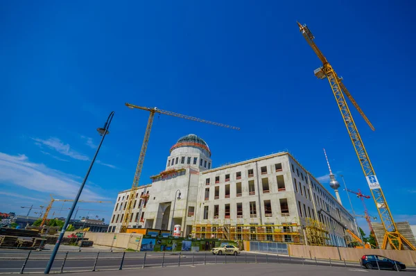 BERLIN, GERMANY - JUNE 06, 2015: Big cranes working on the reconstruction of Berlin city palace — Zdjęcie stockowe