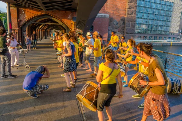 Berlin, Duitsland - 06 juni 2015: Mensen stopt bij Oberbaumbrucke in Berlijn om muzikanten en dans mee te zien — Stockfoto