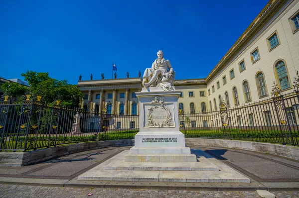 Berlin, Duitsland - 06 juni 2015: Alexander Von Humboldt standbeeld buiten de Humboldt Universiteit in Berlijn. Geschenk van de Universiteit van La Habana, Cuba — Stockfoto