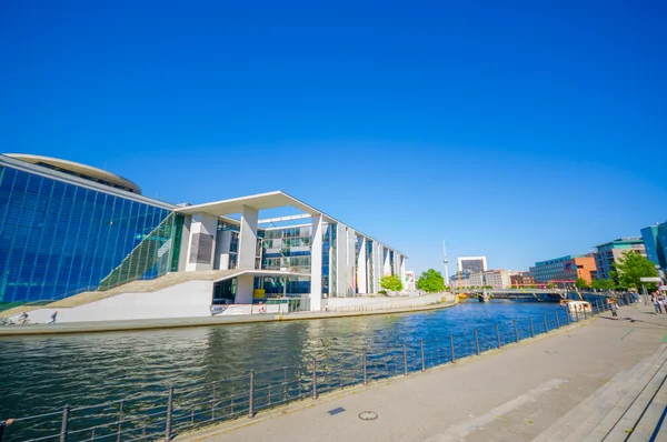 ベルリン, ドイツ - 2015 年 6 月 6 日: 川とベルリンの象徴的な建造物 1 つの晴れた日の絶景 — ストック写真