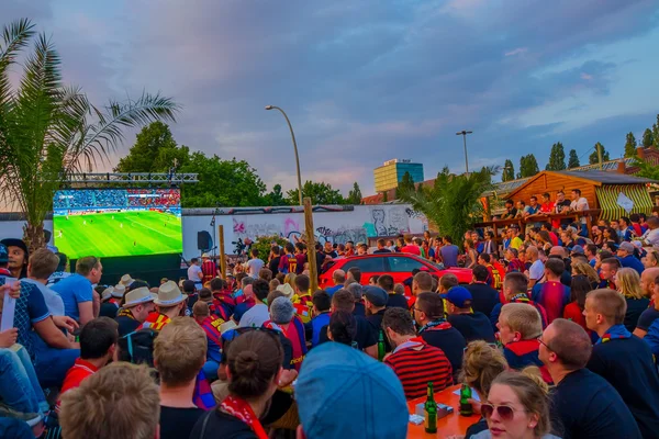 BERLINO, GERMANIA - 06 GIUGNO 2015: Tutti conoscono l'ultima partita di campionato di calcio in strada — Foto Stock