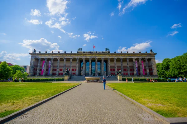 BERLÍN, ALEMANIA - 06 DE JUNIO DE 2015: Fachada del Museo Altes de Berlín, día soleado y hierba verde, parte del Museo de la Isla —  Fotos de Stock