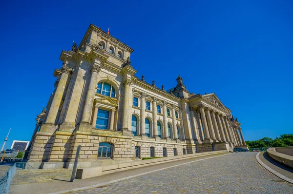 BERLIN, GERMANY - JUNE 06, 2015: Outside and side photograph of historic building in Berlin. Blue sky on summer and nobody around — ストック写真