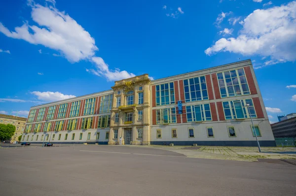 Berlijn, Duitsland-juni 06, 2015: oud gebouw in het centrum van Berlijn, gevel in witte kleur en bakstenen, goud bedekt — Stockfoto