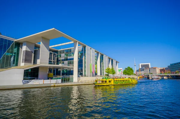 Berlin, Németország - 2015. június 06.: Sárga hajóval érkezik egy modern építési Berlinben a riveren, Marie Elisabeth Lueder ház parliamentan egyik — Stock Fotó