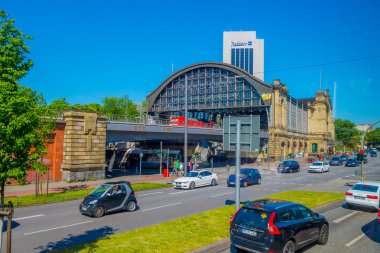 Hamburg, Almanya - 08 Haziran 2015: Sokaktan Dammtor tren istasyonu görünümü, kırmızı tren çıkıyor
