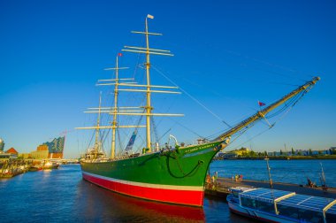 Hamburg, Almanya - 08 Haziran 2015:, Hamburg city görünümün sonudur, büyük bir gemi yelken açtı liman. Gökyüzü ve nehir tekne fusiones renkleri